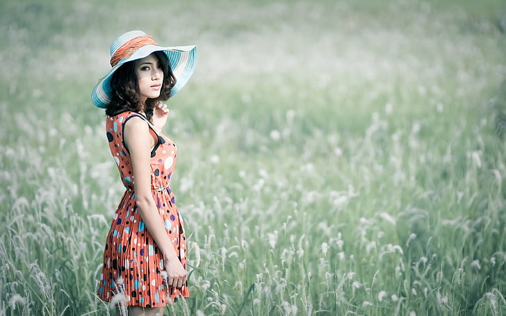 damska pomarańczowa, czarno-niebieska mini sukienka bez rękawów i zielono-biała czapka, pole, trawa, kapelusz, sukienka, dziewczyna, Tapety HD