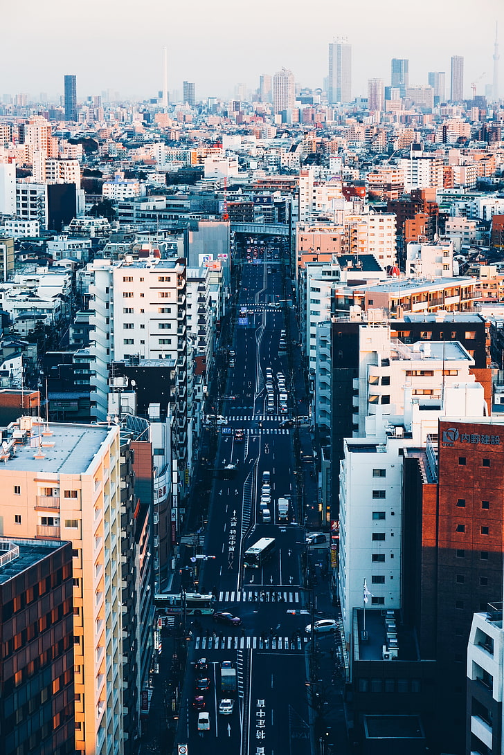 кафяво-бели бетонни високи сгради, град, улица, път, сгради, Токио, HD тапет, тапет за телефон