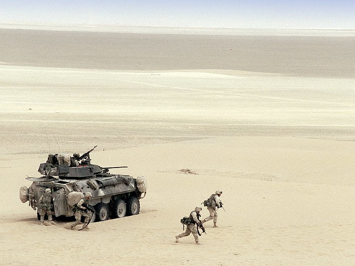 боевой танк и винтовки, боевая бронированная машина, LAV-25, пустыня, солдат, танк, HD обои