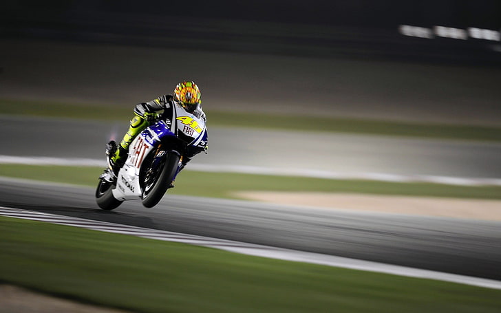 uomo in sella a moto sportiva blu e gialla, moto, corsa, Valentino Rossi, sfocato, veicolo, Sfondo HD