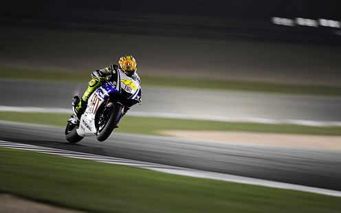 Homme monté sur une moto de sport bleue et jaune, moto, course, Valentino Rossi, floue, véhicule, Fond d'écran HD HD wallpaper