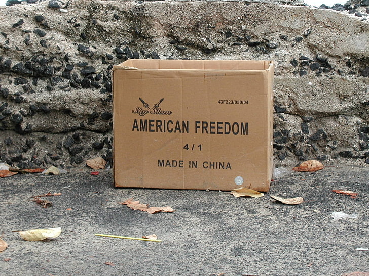 коробки, бумага, стена, китайский, юмор, дом, США, опавшие листья, камни, текст, цифры, HD обои