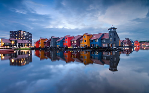 illustrazione della casa blu e gialla, foto della casa di colori assortiti sul corpo idrico, paesaggio urbano, Paesi Bassi, riflessione, colorato, casa, Sfondo HD HD wallpaper