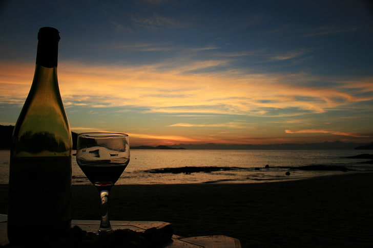 butelka wina i kieliszek do wina, wino, szkło, butelki, plaża, Tapety HD