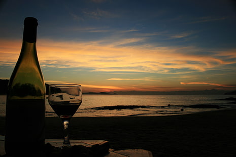 butelka wina i kieliszek do wina, wino, szkło, butelki, plaża, Tapety HD HD wallpaper
