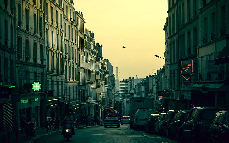 voitures garées près de bâtiments en béton gris papier peint, beaucoup de voitures qui passent sur la route entre les immeubles de grande hauteur, paysage urbain, voiture, Paris, Fond d'écran HD