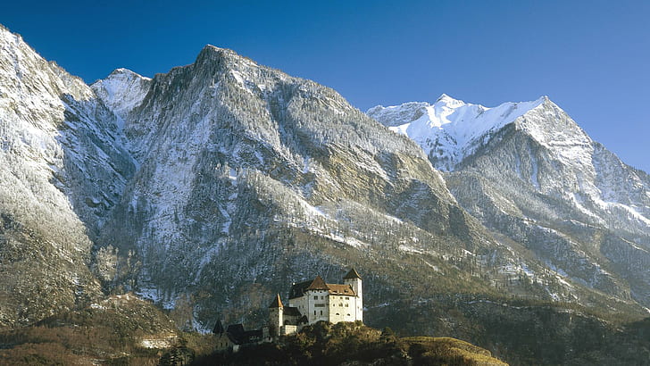 Замъкът Гутенберг под могъщите планини, бяло имение, замък, зима, хълм, планини, природа и пейзажи, HD тапет