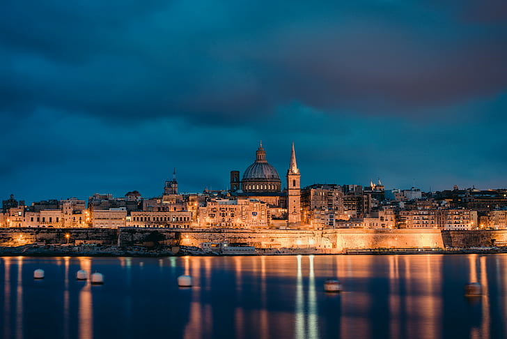 Malte, La Valette, architecture, bâtiment orange en béton, ciel, lumières, nuages, soir, éclairage, architecture, côte, capitale, Malte, mer, La Valette, Fond d'écran HD