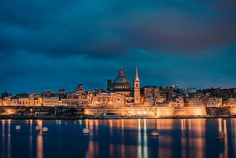 Malta, Valletta, architektura, pomarańczowy betonowy budynek, niebo, światła, chmury, wieczór, oświetlenie, architektura, wybrzeże, stolica, Malta, morze, Valletta, Tapety HD HD wallpaper