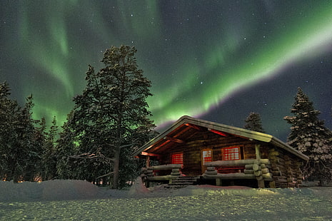 yeşil kuzey ışıkları altında kahverengi ahşap kabin ev, kuzey ışıkları, yazlık, kabin evi, yeşil, Lapland, aurora borealis, gece, yıldız - Boşluk, kar, kış, orman, ağaç, doğa, manzara, dağ, gökyüzü, noel, HD masaüstü duvar kağıdı HD wallpaper