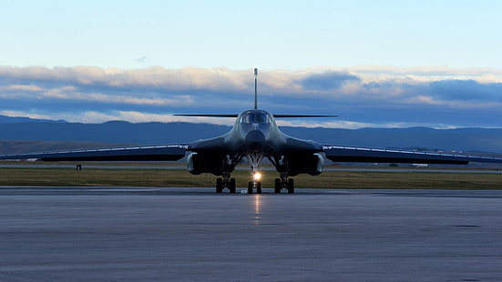 avión jet negro y marrón, Rockwell B-1 Lancer, bombardero, bombardero estratégico, avión militar, avión, monitores duales, pantalla múltiple, Fuerza Aérea de EE. UU., Fondo de pantalla HD HD wallpaper
