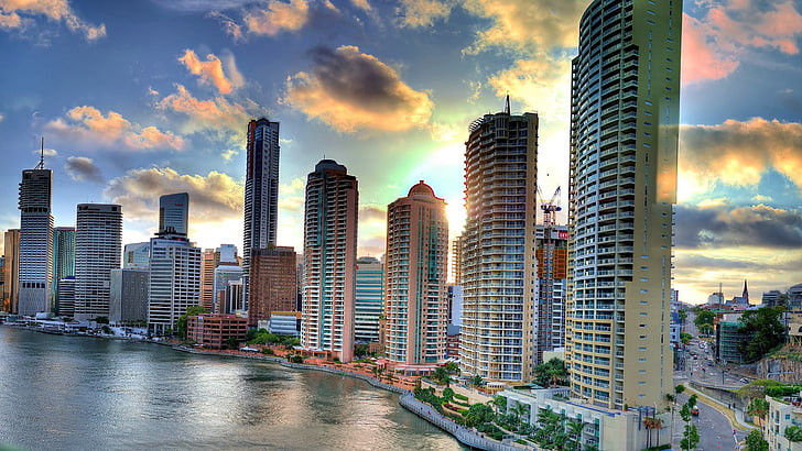 edificios cerca del cuerpo de agua, paisaje urbano, ciudad, edificio, HDR, Brisbane, río, cielo, nubes, Fondo de pantalla HD