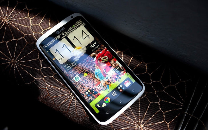 HTC One-Advertising HD Wallpaper、白と黒のAndroidスマートフォン、 HDデスクトップの壁紙