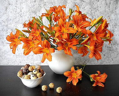 pomarańczowe liliowce i biały ceramiczny wazon centralny, lilia, bukiet, płatki, ciasteczka, wazon, martwa natura, Tapety HD HD wallpaper