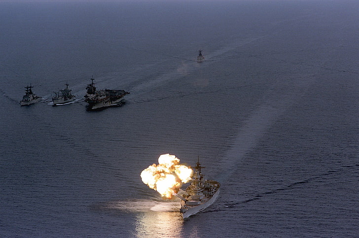 zwei weiße und braune Blumendekore, Meer, Kriegsschiff, Militär, Fahrzeug, Schiff, HD-Hintergrundbild