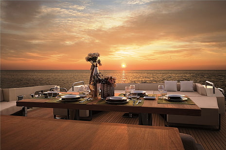 коричневая деревянная лодка, стол, закат, океан, вечер, яхта, палуба, ужин, HD обои HD wallpaper