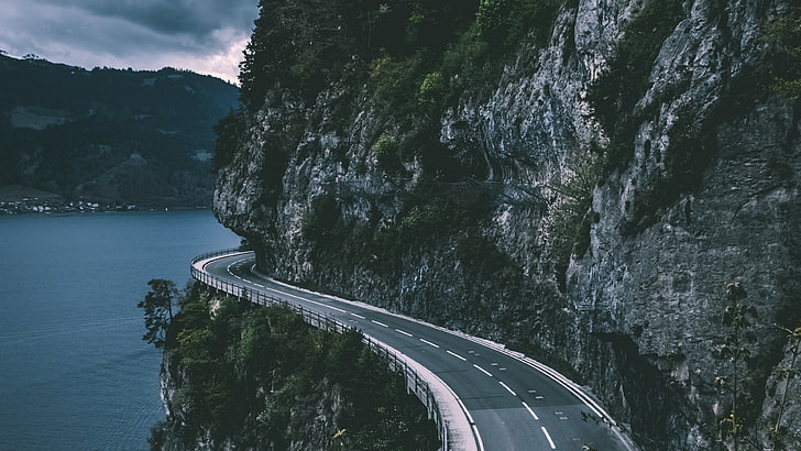 黒いコンクリート道路、灰色の崖と灰色の舗装道路、自然、風景、道路、木、水、スイス、山、森、岩、湖、 HDデスクトップの壁紙