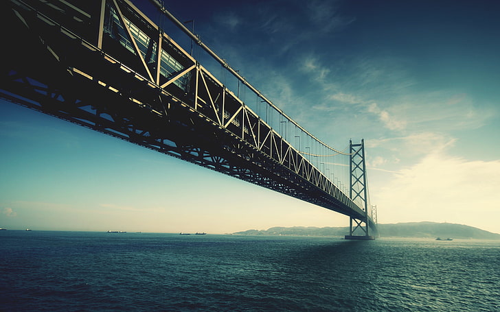 jembatan kabel wallpaper digital, jembatan logam abu-abu di badan air pada siang hari, fotografi, jembatan, laut, air, lanskap, sungai, langit, kapal, pegunungan, arsitektur, awan, jembatan gantung, Wallpaper HD