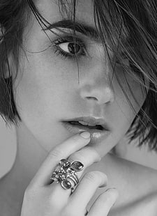 릴리 콜린스, 여자, 흑백, 근접 촬영, 입술에 손가락, HD 배경 화면 HD wallpaper