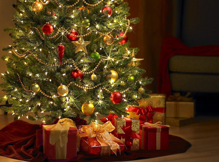 зелено коледно дърво, коледно дърво, подаръци, декорации, коледа, празник, HD тапет