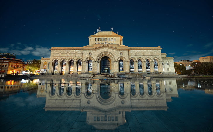 Armenia, Yerevan, Building Reflection in ..., gri beton bina, mimari, ışıklar, mavi, güzel, sarı, gece, bina, yıldız, su, altın, yansıma, HD masaüstü duvar kağıdı