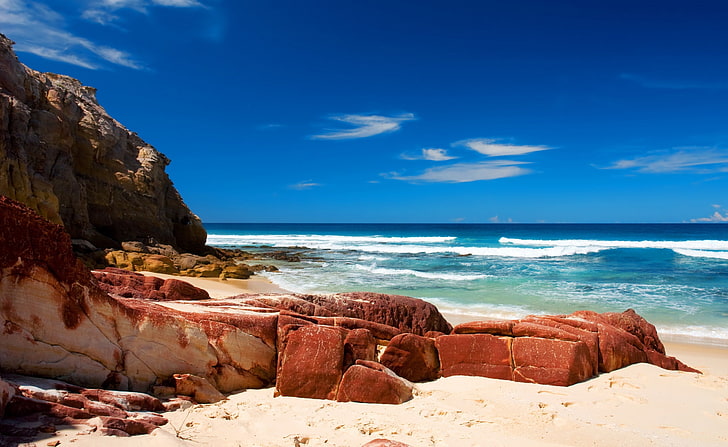 Красные скалы на пляже, коричневый каменный валун, времена года, лето, пляж, скалы, HD обои