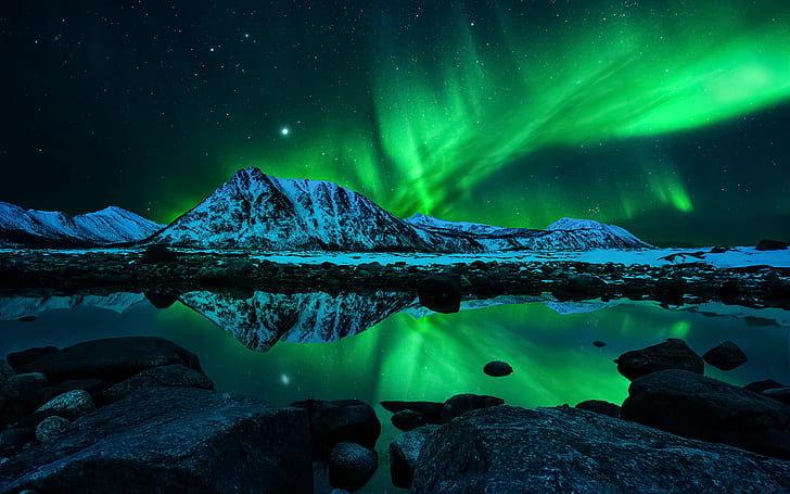 Aurora Borealis Зелено северно сияние Планини Пейзаж Нощно езерце Отражение Скали Камъни HD, природа, пейзаж, нощ, планини, зелено, скали, камъни, отражение, светлини, езерце, полярно сияние, бореалис, северно, HD тапет