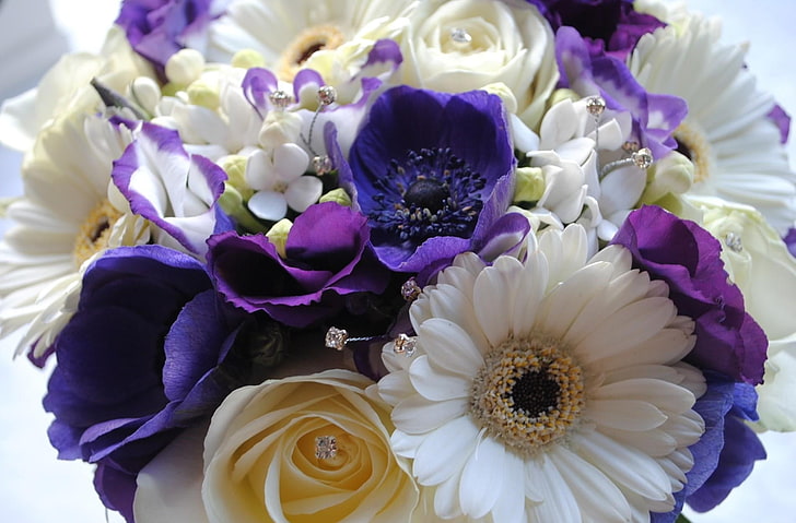 Gerbera bianca fiori margherita, fiori viola anemone, fiori rosa gialli e bianchi e bouquet di fiori di tulipano viola, rose, gerbera, fiori, bouquet, decorazione, bella, Sfondo HD