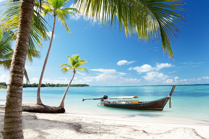 коричневая деревянная лодка, песок, море, пляж, небо, солнце, тропики, пальмы, океан, берег, лодка, лето, солнце, небо, океан, побережье, синий, рай, отпуск, тропический, пальма, изумруд, HD обои