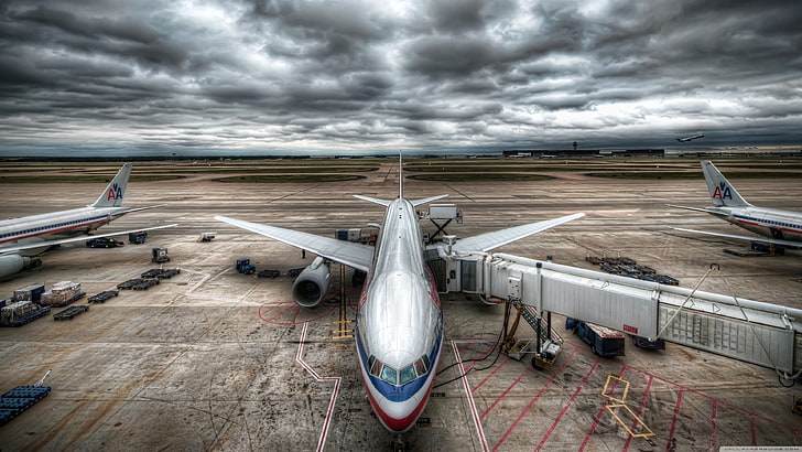ニンバス雲、空港、航空機中に滑走路に白い飛行機の写真、 HDデスクトップの壁紙