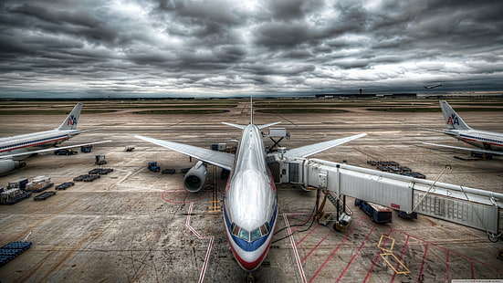 foto dell'aeroplano bianco sulla pista durante le nuvole del nimbus, aeroporto, aereo, Sfondo HD HD wallpaper