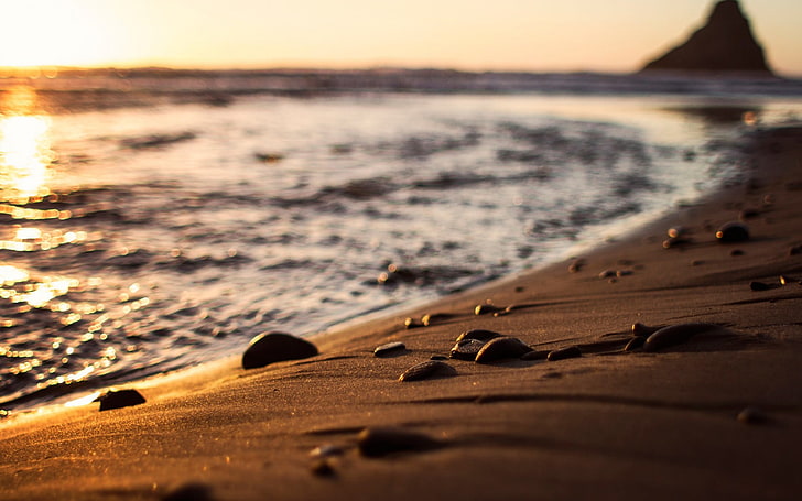Küstenfelsen, Strand, Kieselsteine, Schärfentiefe, Meer, Sonnenlicht, Sand, HD-Hintergrundbild