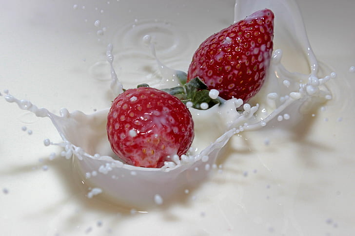 två jordgubbsfrukter på mjölk, jordgubbsmjölk, frukt, stänk, flytande, foto, vatten, mat, frukt, friskhet, jordgubbe, efterrätt, stänk, röd, bärfrukt, gourmet, HD tapet