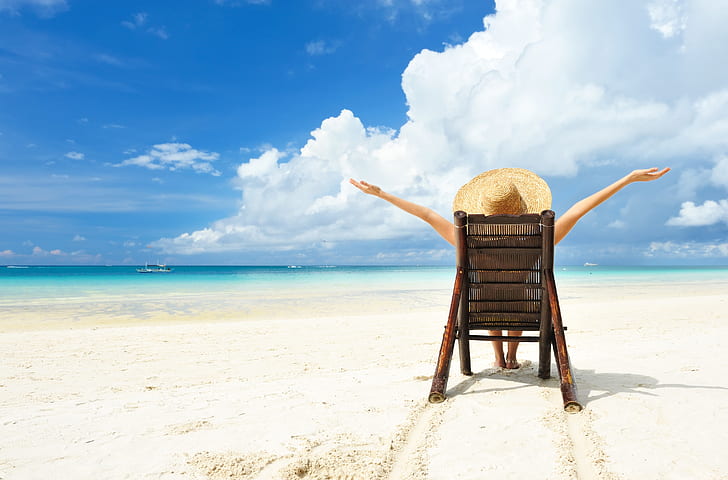 se détendre, lumière, fille, été, plage, ciel, chapeau, eau, soleil, sable, bateau, situation, vacances, mer, chaises de plage, Fond d'écran HD