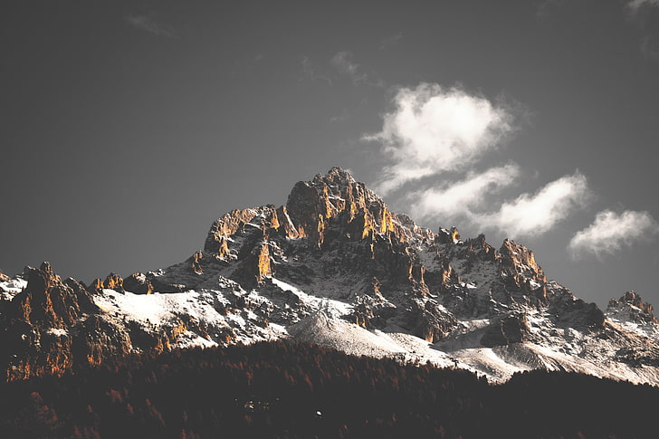 montaña rocosa marrón, montaña marrón llena de nieve fotografía de larga exposición, montañas, nieve, nubes, paisaje, naturaleza, beige, Fondo de pantalla HD
