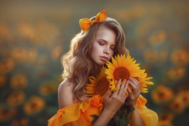 Lera Vasilcheva, wanita, pita, berambut pirang, dandan, mata tertutup, bintik-bintik, pakaian kuning, bahu telanjang, tanaman, bidang, bunga matahari, bunga, potret, Wallpaper HD