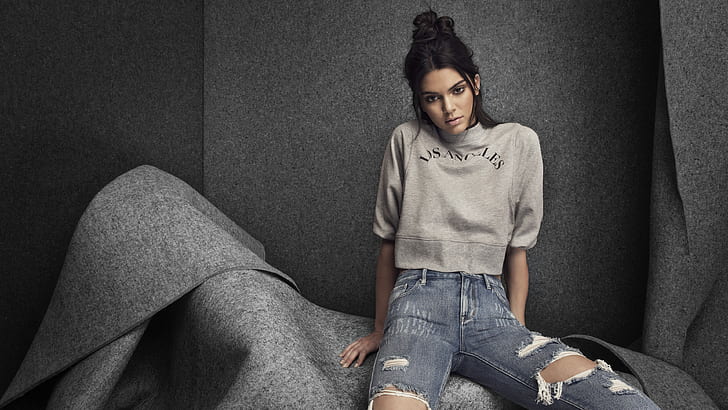 Kendall Jenner 05, camisa de manga larga gris para mujer, jeans desgastados de mezclilla azul, Kendall, Jenner, Fondo de pantalla HD