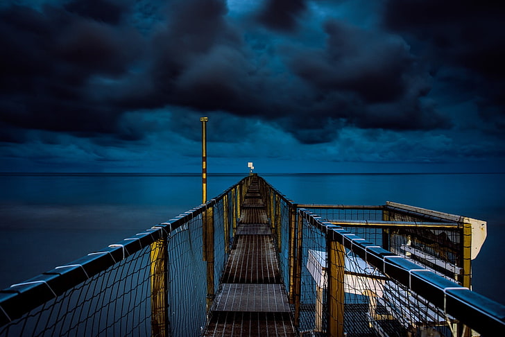 pont brun et noir sous papier peint ciel bleu et noir, pont en bois et réseau brun pendant affiche de nuages ​​sombres, nuages, dock, horizon, ciel, eau, jetée, mer, Fond d'écran HD