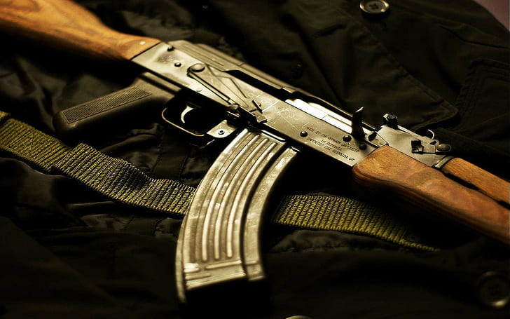 AK47 ، بندقية هجومية باللونين البني والأسود ، طراز AK47 ، عسكري، خلفية HD