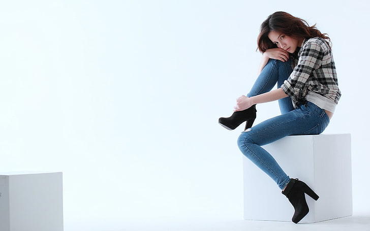 mulher vestindo camisa xadrez preto e branco e jeans azul, mulheres, cabelos ruivos, olhos castanhos, xadrez, jeans, sapatos de salto altos, sentado, olhando para o espectador, fundo branco, pernas, camisa xadrez, HD papel de parede