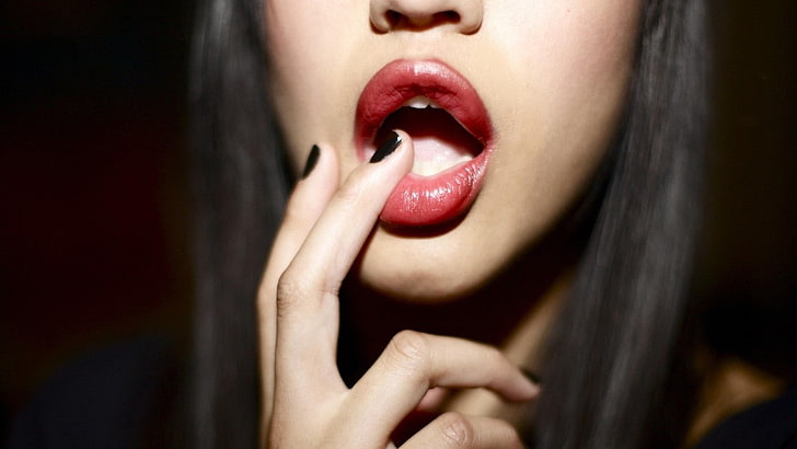 wanita memegang wallpaper bibir bawah, mulut, bibir, mulut terbuka, wajah, wanita, jari, kuku dicat, Wallpaper HD