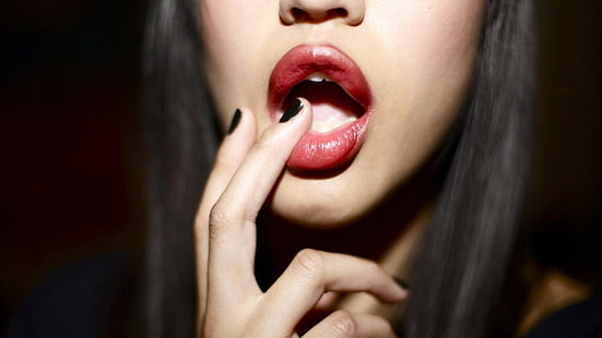wanita memegang wallpaper bibir bawah, mulut, bibir, mulut terbuka, wajah, wanita, jari, kuku dicat, Wallpaper HD HD wallpaper
