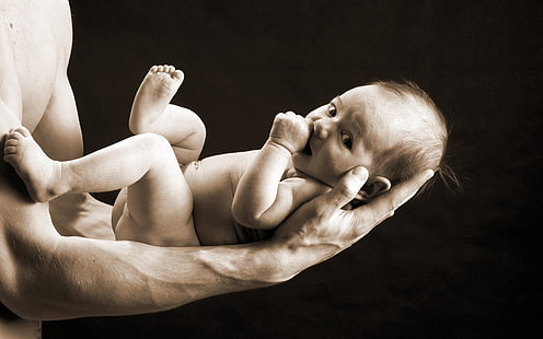 orang menggendong bayi, bayi, hitam putih, sepia, tangan, kebahagiaan, anak, Wallpaper HD HD wallpaper