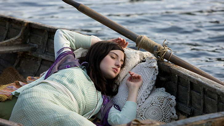 Mujer vestida de verde azulado durmiendo en canoa marrón en el mar durante el día, María Valverde, celebridades más populares, actriz, Fondo de pantalla HD