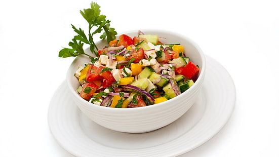 salada de legumes em uma tigela de cerâmica branca no prato na fotografia de foco, salada, legumes, prato, fatiado, HD papel de parede HD wallpaper
