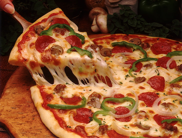 Pizza ai peperoni, funghi, formaggio, fiocco, pomodoro, olive, salsiccia, piatto, funghi, peperone, cipolla, olive, cucina italiana, pizza, Sfondo HD