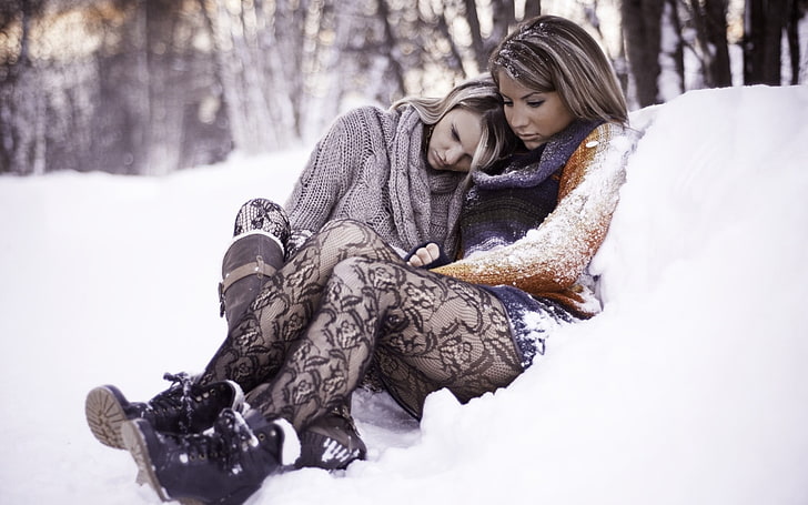сняг, жени, дантелени чорапи, жени на открито, минипола, боядисана коса, приятелство, тъга, HD тапет
