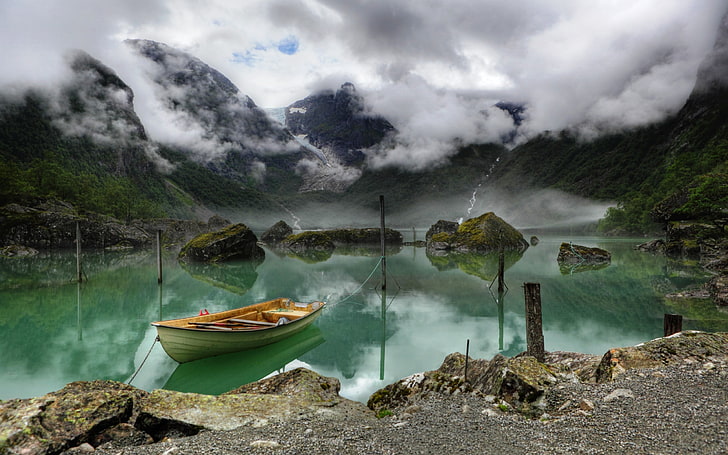 biało-brązowa łódź, natura, krajobraz, jezioro, łódź, góry, chmury, Tapety HD
