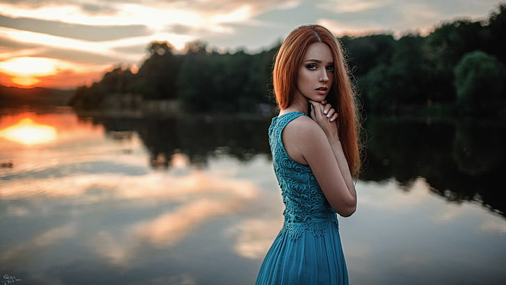 Kadın mavi çiçek kolsuz pileli elbise, kadın, model, Kızıl saçlı, mavi gözler, elbise, göl, gün batımı, Georgy Chernyadyev, HD masaüstü duvar kağıdı