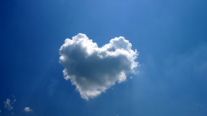 nubes blancas en forma de corazón bajo el cielo azul durante el día, imagen de amor, corazón, nubes, 4k, Fondo de pantalla HD